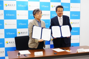 小玉研究科長（左）と新井校長（右）