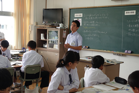 生徒を惹きつける授業を行う実習生