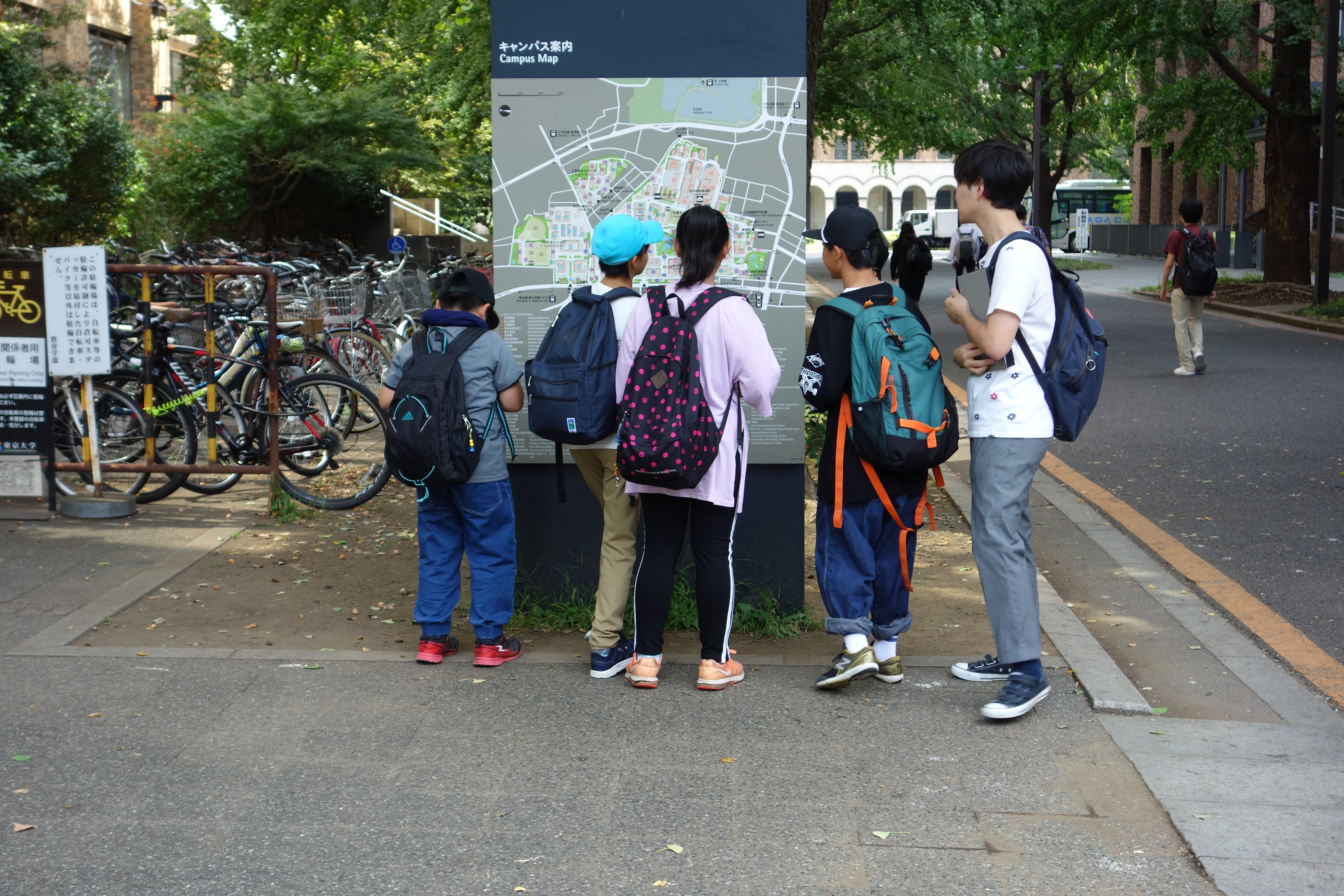 学生の説明を熱心に聞く児童