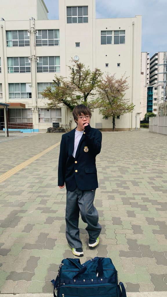 中学校の校舎を前に入学後すぐに撮ったもの