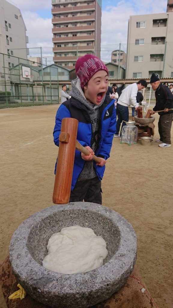 地域の子ども会行事でお正月のお餅つき