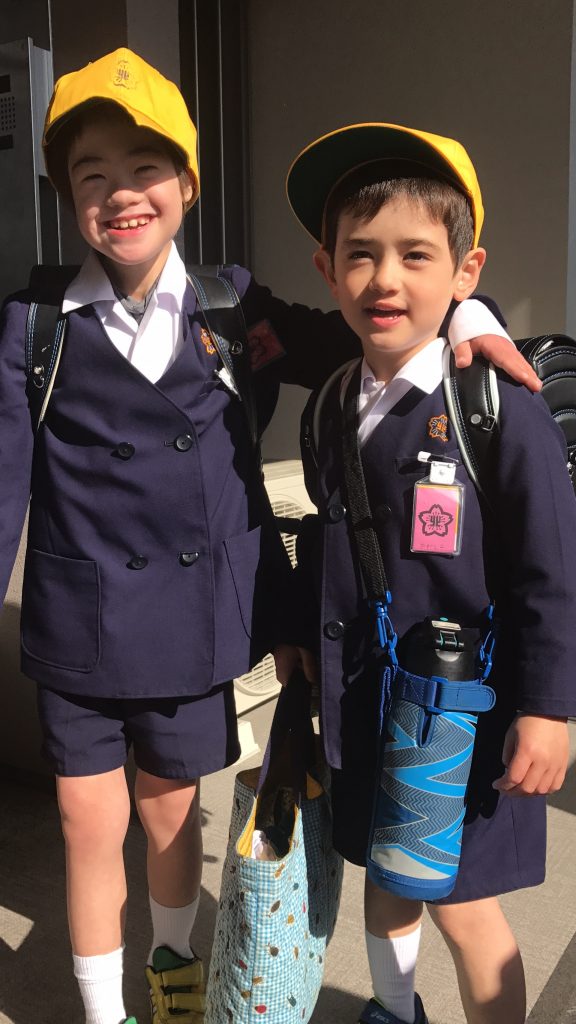 2歳下の弟のジョシュアと小学校へ登校するところ